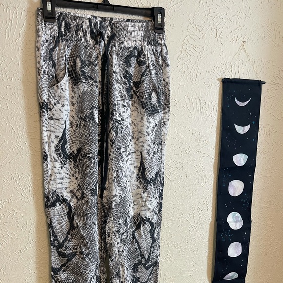 BB Dakota snakeskin lounge pants (2) - Picture 5 of 5